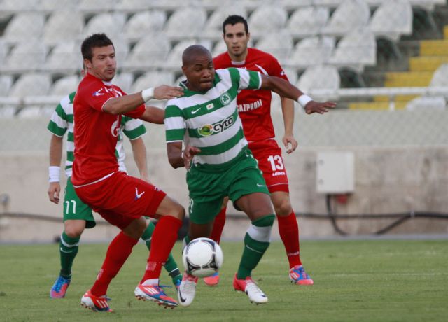 Σοβαρά επεισόδια και διακόπη στο ματς της Ανόρθωσης, πέρασε ο ΑΠΟΕΛ